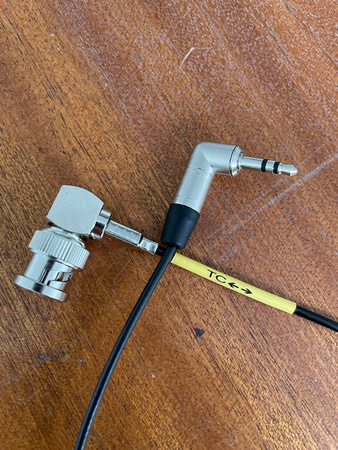 Angled mini jack to angled bnc cable for synchronization